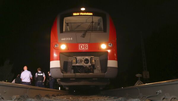 Работники службы спасения возле поезда в Вюрцбурге, где произошло нападение на пассажиров. 18 июля 2016 Работники службы спасения возле поезда в Вюрцбурге, где произошло нападение на пассажиров. 18 июля 2016