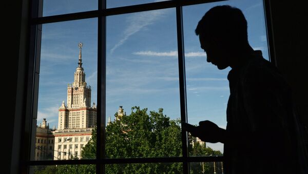 Вид на здание Московского государственного университета имени М.В. Ломоносова из ломоносовского корпуса. Архивное фото Вид на здание Московского государственного университета имени М.В. Ломоносова из ломоносовского корпуса. Архивное фото