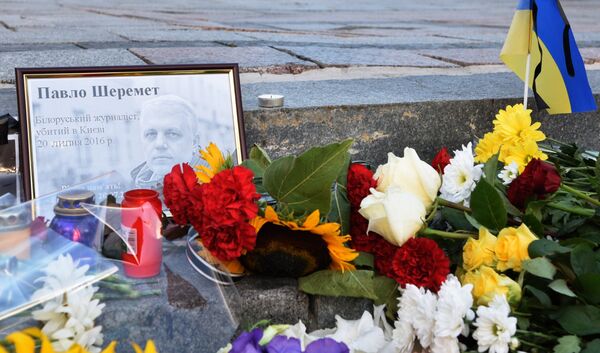 Участники акции памяти журналиста Павла Шеремета в Киеве Участники акции памяти журналиста Павла Шеремета в Киеве
