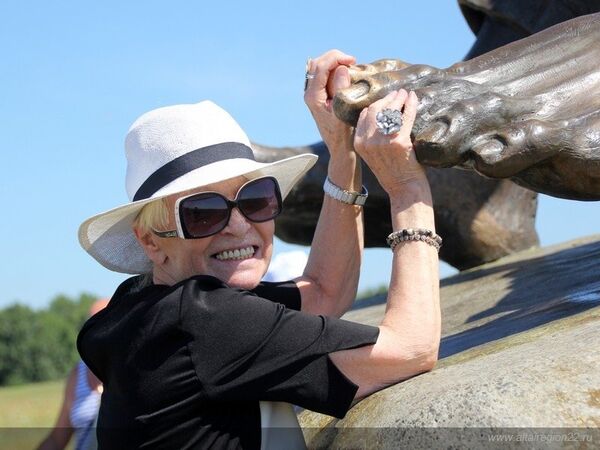 Актриса Светлана Светличная у памятника Шукшину Актриса Светлана Светличная у памятника Шукшину