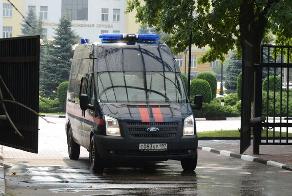 Автомобиль Следственного комитета РФ выезжает с территории центрального офиса Федеральной таможенной службы Автомобиль Следственного комитета РФ выезжает с территории центрального офиса Федеральной таможенной службы