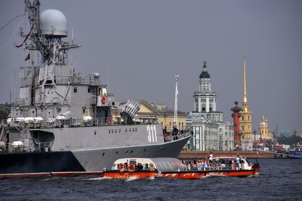 Малый противолодочный корабль Казанец в акватории реки Невы Малый противолодочный корабль Казанец в акватории реки Невы