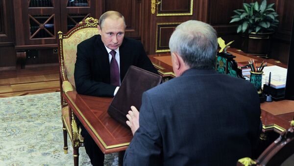 Президент России Владимир Путин и полпред в СЗФО Владимир Булавин во время встречи в Кремле. 27 июля 2016 Президент России Владимир Путин и полпред в СЗФО Владимир Булавин во время встречи в Кремле. 27 июля 2016