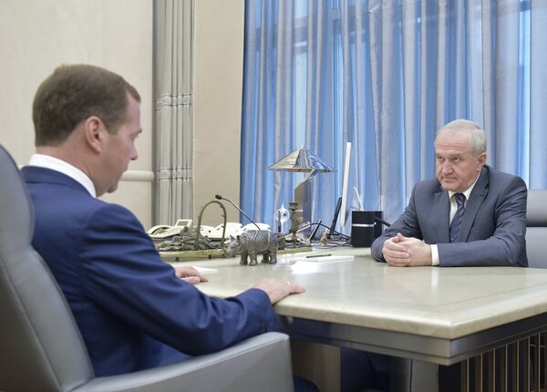 Новый руководитель Федеральной таможенной службы Владимир Булавин во время встречи с Дмитрием Медведевым. 28 июля 2016 Новый руководитель Федеральной таможенной службы Владимир Булавин во время встречи с Дмитрием Медведевым. 28 июля 2016