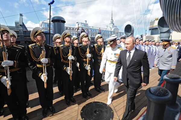 Президент РФ В. Путин принимает участие в праздновании Дня ВМФ в Санкт-Петербурге Президент РФ В. Путин принимает участие в праздновании Дня ВМФ в Санкт-Петербурге