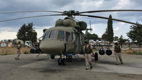 Летчики у российского вертолета МИ-8АМШТ на аэродроме Хмеймим в Сирии. Архивное фото Летчики у российского вертолета МИ-8АМШТ на аэродроме Хмеймим в Сирии. Архивное фото