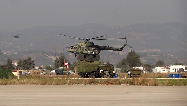 Вертолет Ми-8 Воздушно-космических сил РФ совершает облет территории авиабазы Хмеймим в Сирии. Архивное фото Вертолет Ми-8 Воздушно-космических сил РФ совершает облет территории авиабазы Хмеймим в Сирии. Архивное фото