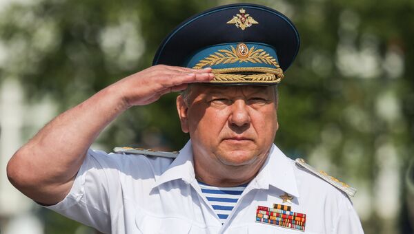 Командующий Воздушно-десантными войсками РФ, генерал-полковник Владимир Шаманов на торжественном мероприятии в Самаре, посвященном празднованию дня ВДВ Командующий Воздушно-десантными войсками РФ, генерал-полковник Владимир Шаманов на торжественном мероприятии в Самаре, посвященном празднованию дня ВДВ