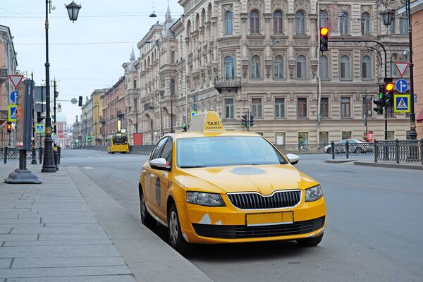 Такси на улице в Санкт-Петербурге Такси на улице в Санкт-Петербурге
