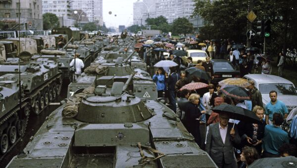 Танки на Калининском проспекте (Новый Арбат) в дни августовского путча 1991 года Танки на Калининском проспекте (Новый Арбат) в дни августовского путча 1991 года