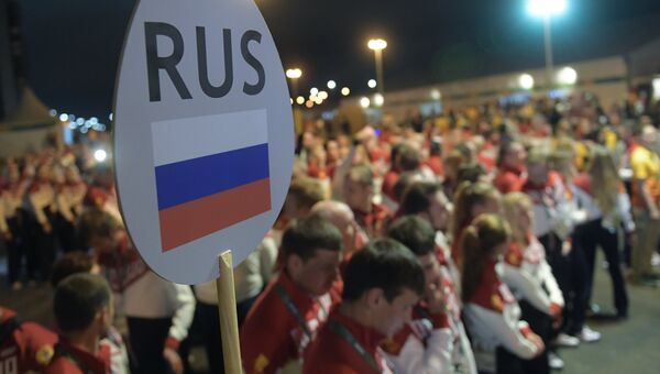 Спортсмены Олимпийской сборной России на торжественной церемонии поднятия флагов в Олимпийской деревне в Рио-де-Жанейро Спортсмены Олимпийской сборной России на торжественной церемонии поднятия флагов в Олимпийской деревне в Рио-де-Жанейро