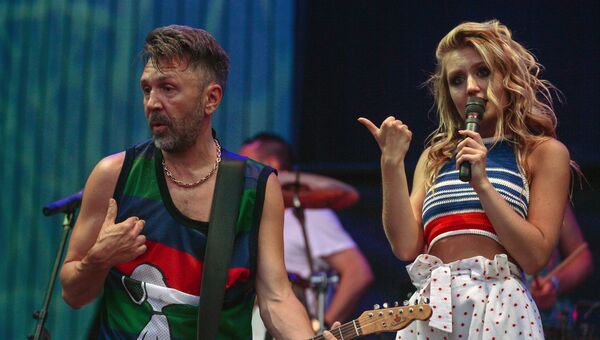 Лидер группы Ленинград Сергей Шнуров во время выступления. Архивное фото Лидер группы Ленинград Сергей Шнуров во время выступления. Архивное фото
