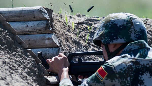 Военнослужащий армии Китая на огневом рубеже на международном конкурсе Рембат, проходящем в рамках Армейских международных игр на полигоне Омского автобронетанкового инженерного института Военнослужащий армии Китая на огневом рубеже на международном конкурсе Рембат, проходящем в рамках Армейских международных игр на полигоне Омского автобронетанкового инженерного института