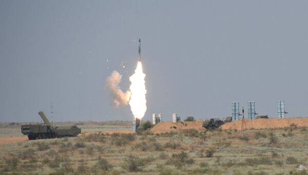Зенитный ракетный комплекс С-300ПС во время международного конкурса Ключи от неба, проходящего в рамках Армейских международных игр - 2016, на военном полигоне Ашулук Зенитный ракетный комплекс С-300ПС во время международного конкурса Ключи от неба, проходящего в рамках Армейских международных игр - 2016, на военном полигоне Ашулук