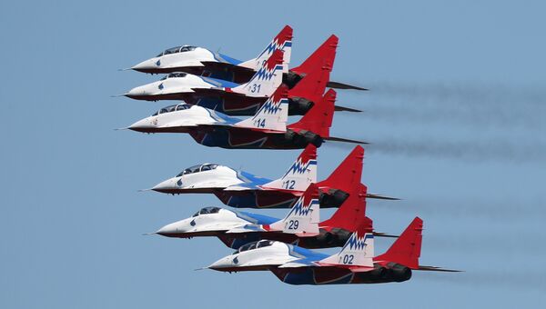 Многоцелевые истребители МиГ-29 пилотажной группы Стрижи во время конкурса Авиадартс. Архивное фото Многоцелевые истребители МиГ-29 пилотажной группы Стрижи во время конкурса Авиадартс. Архивное фото