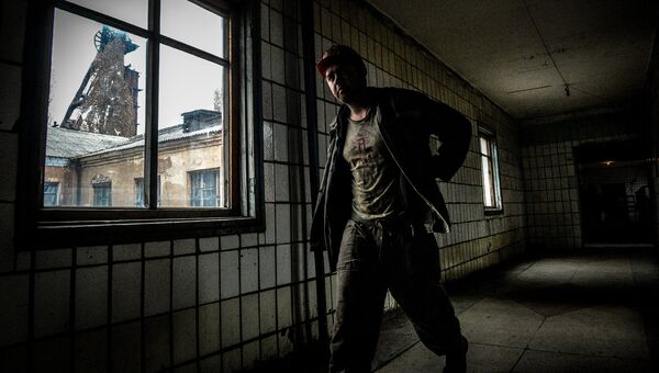 Шахтер после смены на шахте имени Челюскинцев в Донецке Шахтер после смены на шахте имени Челюскинцев в Донецке