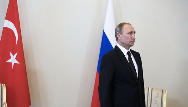 Президент России Владимир Путин перед началом встречи с президентом Турции Реджепом Тайипом Эрдоганом в Санкт-Петербурге. 9 августа 2016 Президент России Владимир Путин перед началом встречи с президентом Турции Реджепом Тайипом Эрдоганом в Санкт-Петербурге. 9 августа 2016