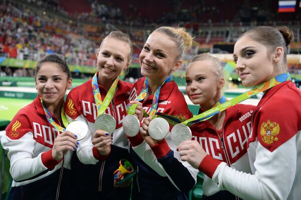 Спортсменки сборной России, завоевавшие серебряные медали в командном многоборье среди женщин на соревнованиях по спортивной гимнастике на XXXI летних Олимпийских играх Спортсменки сборной России, завоевавшие серебряные медали в командном многоборье среди женщин на соревнованиях по спортивной гимнастике на XXXI летних Олимпийских играх