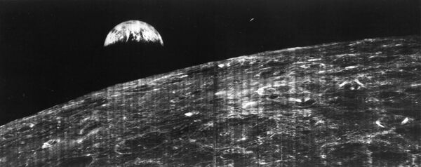 Первый снимок поверхности Луны сделанный космический аппаратом Lunar Orbiter 1. 1966 год Первый снимок поверхности Луны сделанный космический аппаратом Lunar Orbiter 1. 1966 год