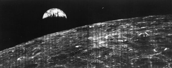 Первый снимок поверхности Луны сделанный космический аппаратом Lunar Orbiter 1. 1966 год Первый снимок поверхности Луны сделанный космический аппаратом Lunar Orbiter 1. 1966 год
