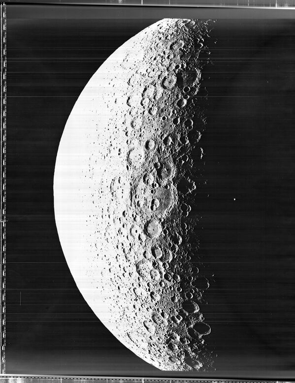 Снимок поверхности Луны сделанный космический аппаратом Lunar Orbiter 5 Снимок поверхности Луны сделанный космический аппаратом Lunar Orbiter 5