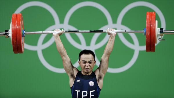 Спортсмен Тан Чи-Чун из Тайваня во время соревнований по тяжелой атлетике на летних Олимпийских играх в Рио-де-Жанейро Спортсмен Тан Чи-Чун из Тайваня во время соревнований по тяжелой атлетике на летних Олимпийских играх в Рио-де-Жанейро