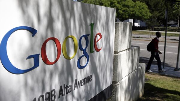 Логотип компании Google у здания штаб-квартиры в Маунтин-Вью, Калифорния, США Логотип компании Google у здания штаб-квартиры в Маунтин-Вью, Калифорния, США