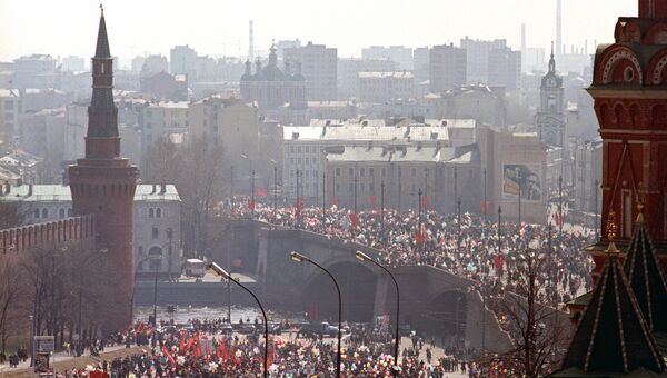 Участники первомайской демонстрации в центре Москвы. 1987 год Участники первомайской демонстрации в центре Москвы. 1987 год