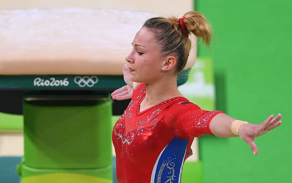 Мария Пасека выполняет опорный прыжок во время XXXI летних Олимпийских игр Мария Пасека выполняет опорный прыжок во время XXXI летних Олимпийских игр
