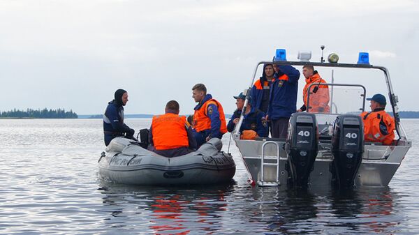 Сотрудники МЧС России во время поисково-спасательных работ на озере Сямозеро в Карелии. Архивное фото