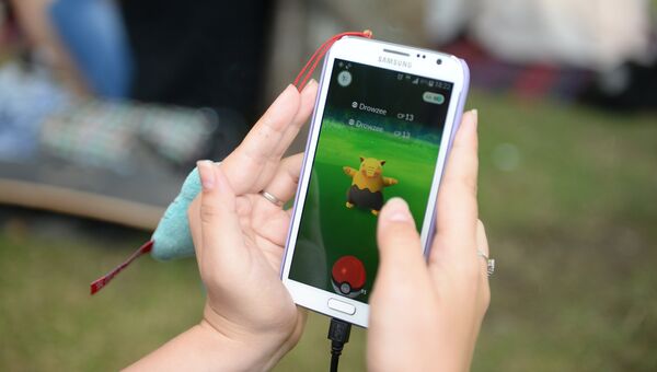 Игровое приложение Pokemon Go от компании Nintendo на экране мобильного телефона Игровое приложение Pokemon Go от компании Nintendo на экране мобильного телефона