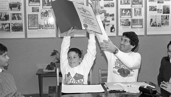 Американский 9-летний школьник из Лос-Анджелеса Брэд Корреа, находящийся в СССР с миссией мира Американский 9-летний школьник из Лос-Анджелеса Брэд Корреа, находящийся в СССР с миссией мира