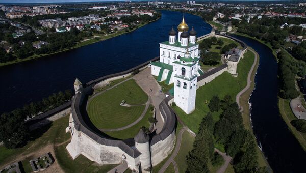 Псковский кремль и Свято-Троицкий кафедральный собор в Пскове Псковский кремль и Свято-Троицкий кафедральный собор в Пскове