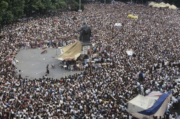 Многотысячный митинг на площади свободы в Ереване. 1990 год Многотысячный митинг на площади свободы в Ереване. 1990 год