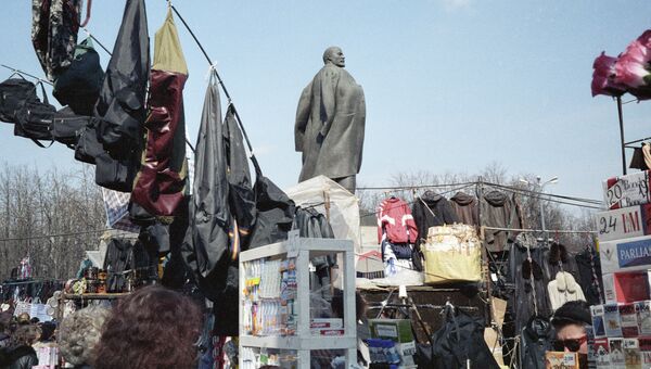 Продавцы вещевого рынка в Лужниках ведут торговлю возле памятника Ленину Продавцы вещевого рынка в Лужниках ведут торговлю возле памятника Ленину