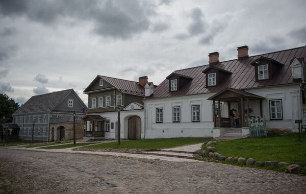 Усадьбы экспозиционного комплекса государственного историко-архитектурного и природно-ландшафтного музея-заповедника Изборск Усадьбы экспозиционного комплекса государственного историко-архитектурного и природно-ландшафтного музея-заповедника Изборск