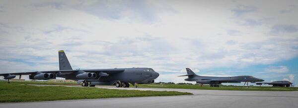 Американские бомбардировщики B-52, B-1B и B-2B на военно-воздушной базе Андерсон на острове Гуам Американские бомбардировщики B-52, B-1B и B-2B на военно-воздушной базе Андерсон на острове Гуам