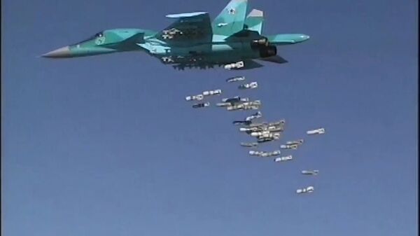 Бомбардировщик Су-34 ВКС РФ во время нанесения бомбовых авиаударов по объектам ИГ в Сирии Бомбардировщик Су-34 ВКС РФ во время нанесения бомбовых авиаударов по объектам ИГ в Сирии