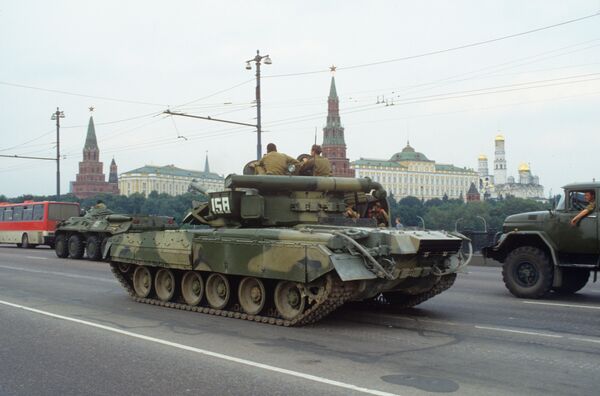 Воинские подразделения и техника на улицах Москвы в дни августовского путча 1991 года