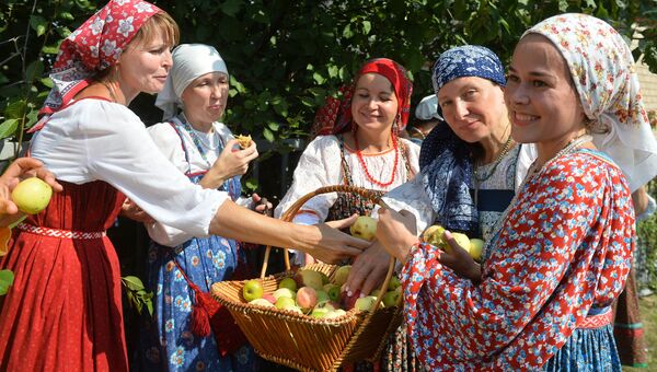 Участницы празднования Преображения Господня на территории музея А.М. Горького в селе Красновидово в Камско-Устьинском районе Участницы празднования Преображения Господня на территории музея А.М. Горького в селе Красновидово в Камско-Устьинском районе