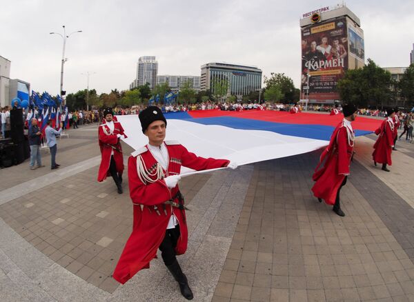 Торжественное поднятие флага России на Театральной площади Краснодара в честь празднования Дня Государственного флага Российской Федерациига Российской Федерации Торжественное поднятие флага России на Театральной площади Краснодара в честь празднования Дня Государственного флага Российской Федерациига Российской Федерации