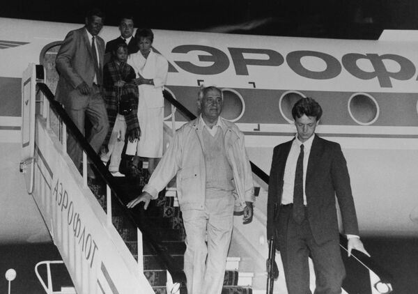 Возвращение президента СССР Михаил Горбачева в Москву из Фороса. 22 августа 1991 года Возвращение президента СССР Михаил Горбачева в Москву из Фороса. 22 августа 1991 года