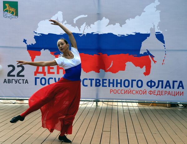 Выступление артистки на праздничном концерте во Владивостоке, посвященном Дню Государственного флага Российской Федерации Выступление артистки на праздничном концерте во Владивостоке, посвященном Дню Государственного флага Российской Федерации