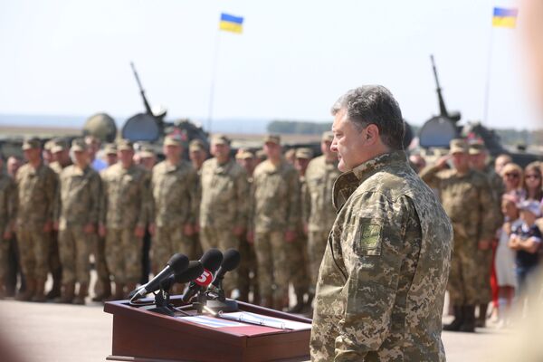 Президент Украины Петр Порошенко выступает перед личным составом ВСУ на военном аэродроме в Чугуево Харьковской области. Август 2016 года Президент Украины Петр Порошенко выступает перед личным составом ВСУ на военном аэродроме в Чугуево Харьковской области. Август 2016 года