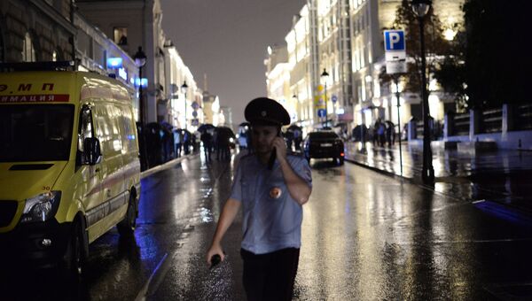 Мужчина угрожает устроить взрыв в отделении банка в центре Москвы Мужчина угрожает устроить взрыв в отделении банка в центре Москвы