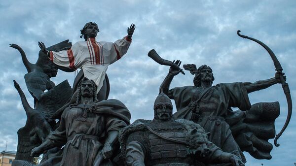 Памятник основателям Киева на площади Независимости в Киеве Памятник основателям Киева на площади Независимости в Киеве