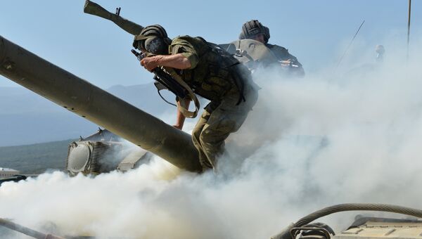 Военнослужащие личного состава танкового батальона. Архивное фото Военнослужащие личного состава танкового батальона. Архивное фото