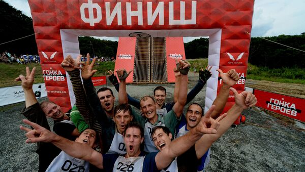 Участники Гонки героев на финише на полигоне Горностай во Владивостоке Участники Гонки героев на финише на полигоне Горностай во Владивостоке