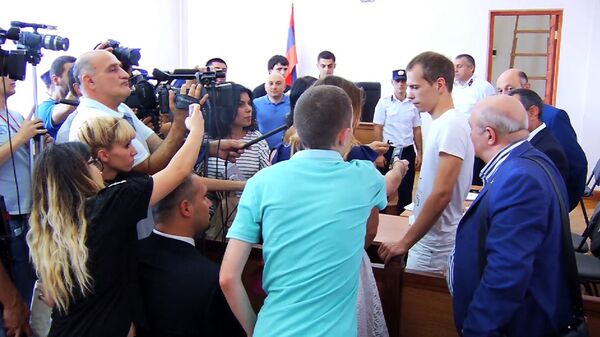 Суд освободил задержанного в Ереване россиянина. Кадры из зала заседаний Суд освободил задержанного в Ереване россиянина. Кадры из зала заседаний