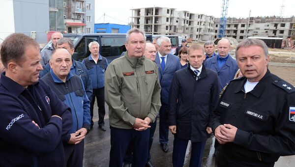 Дмитрий Рогозин во время осмотра хода строительства жилого комплекса на космодроме Восточный в Амурской области. 30 августа 2016 Дмитрий Рогозин во время осмотра хода строительства жилого комплекса на космодроме Восточный в Амурской области. 30 августа 2016
